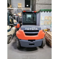Дизельный вилочный погрузчик Toyota 6т с кабиной