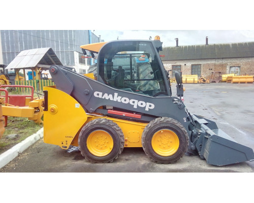 Универсальный погрузчик с бортовым поворотом АМКОДОР 208Е